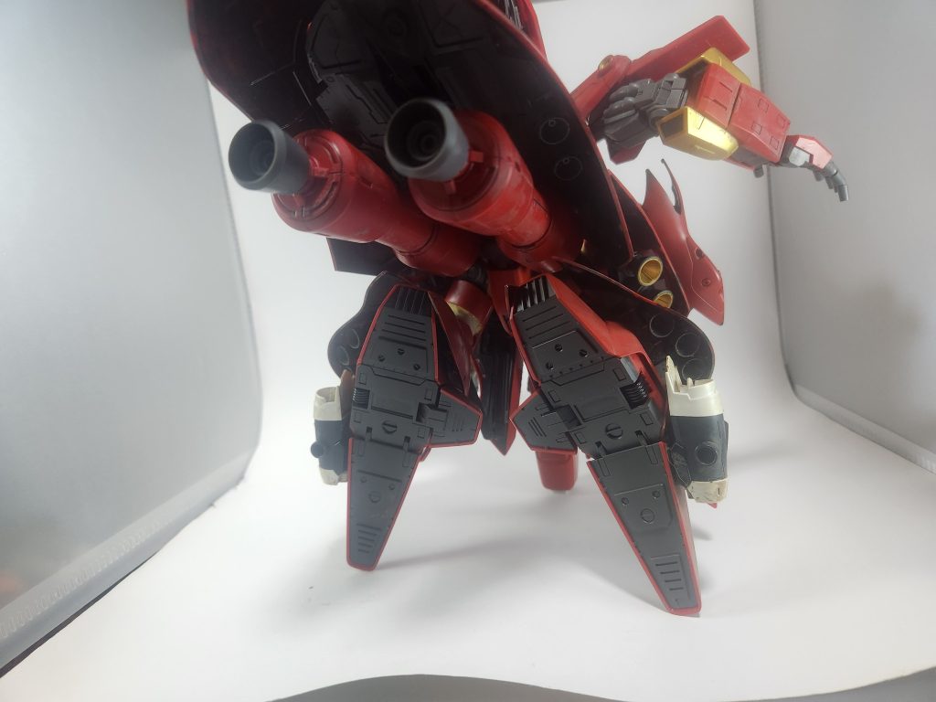 サイドスカートは1/100ナイチンゲールの物に変更してより大型に。足にはホバーユニットを装備、後部スカートのプロペラントタンクはティフォエウスのクタンのタンクに置換して機動力も確保している。