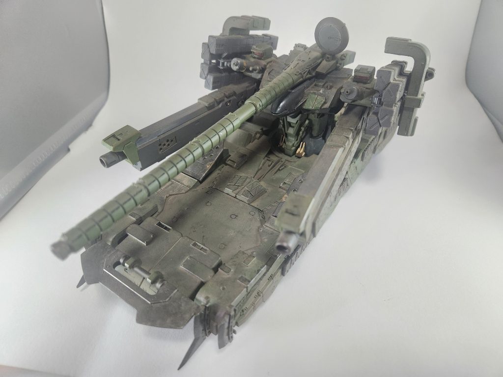 ［両腕グレネードランチャー］文字通り両腕の巨大なグレネードランチャー。高い火力と豊富な装弾数を誇り、砲身を覆う分厚い装甲によって防御力も高く非常時には鈍器にも成り得る。[肩部ミサイルランチャー]両肩に装備された広範囲を攻撃可能な多連装ミサイル。