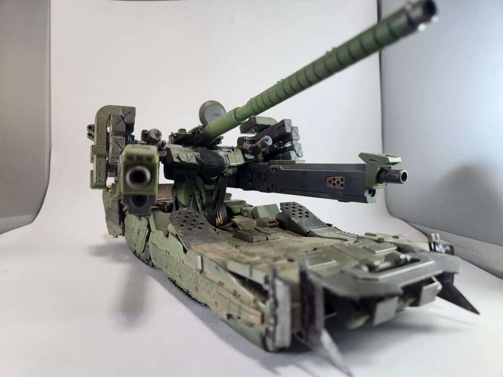 [ドーザーブレード]車体前部に搭載された無骨な刃によって前方の障害物を粉砕する。全速力での突進は機体重量も相俟って凄まじい威力を持つ。