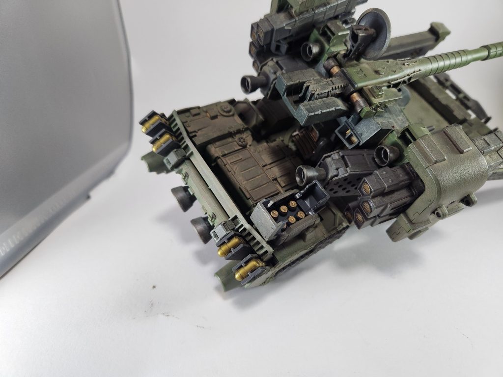 [肩部機関砲][後部六連ミサイル][多連陸戦式機雷]機体後部に装備された多数の爆弾。後ろから追走してくる相手へ向け投下する他、ドリフトと同時に周囲にばら撒く事も可能。