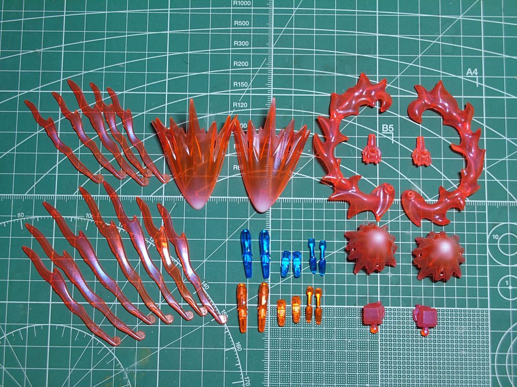 豊富に付属するクリアーパーツは磨き用のヤスリで磨き上げラッカークリアーでコートしてコンパウンドで更に磨いてクリアーイエロー、クリアールージュ、ホワイトでグラデーションをかけて、ガイアノーツ プリズムパステルチェリーピンクブルーでホログラム表現をしました。