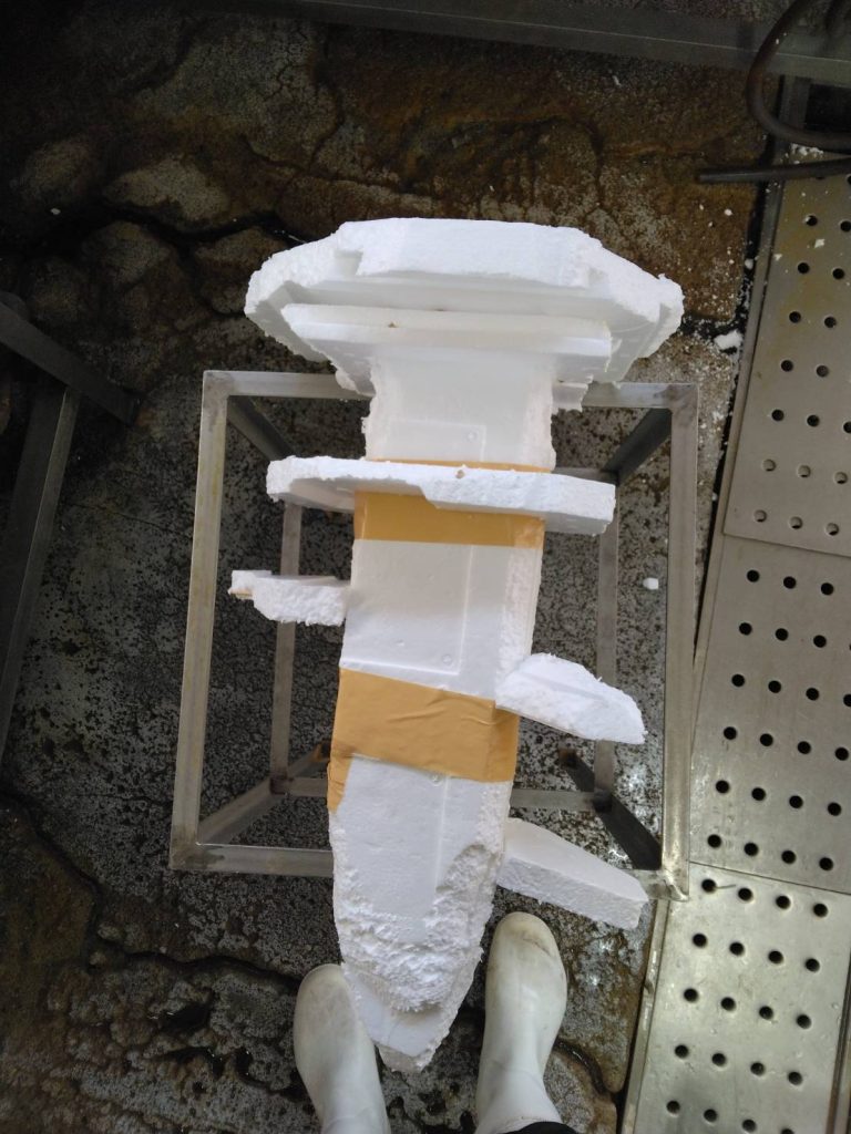 発泡スチロールで大きさ、形を決め