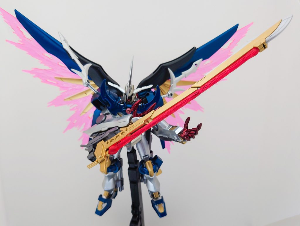 バックパックに取り付けていた剣は右腕に装着可能。