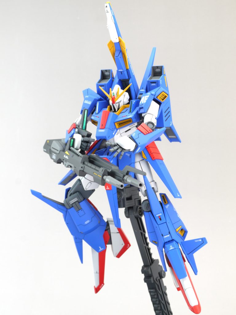 可動範囲はキットのままです。肩と股関節はスペーサーを噛まして外に出しているので、少しだけ外れやすくなっています。(股関節は軸も延長していますが)ブンドドには向いていません。