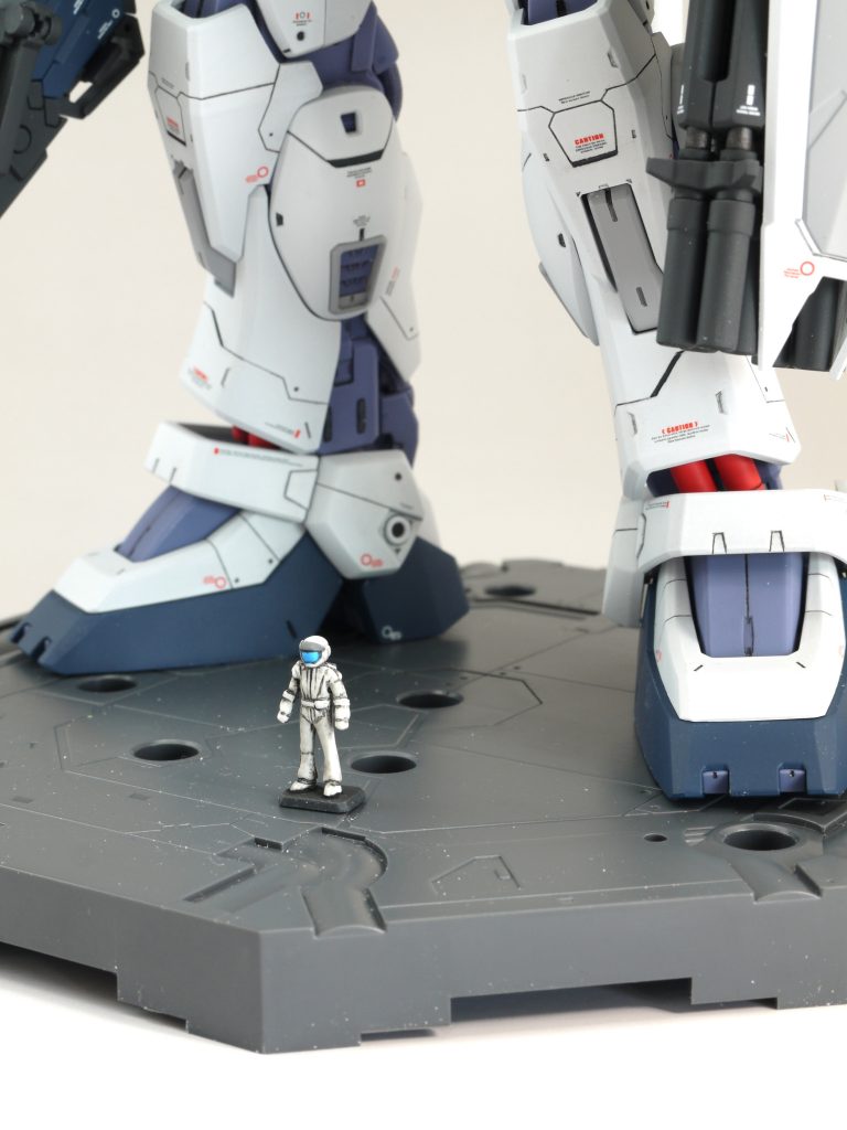 パイロットはキットのものを部分塗装し、ツヤ消しトップコートをしてあります。コクピット内部のパイロットも同様に仕上げました。ほぼ見えませんが…。