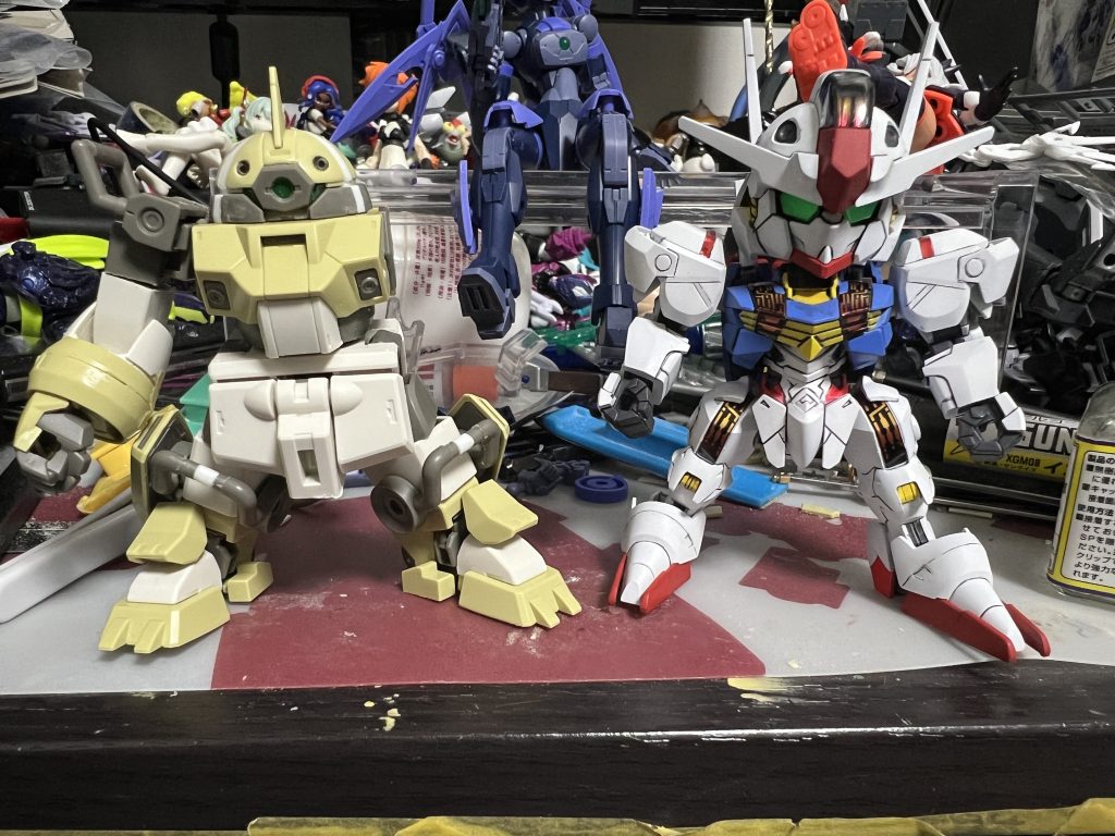 加工中期。膝ガードを移植。足首装甲を足の甲へ移設し、可動範囲を確保。