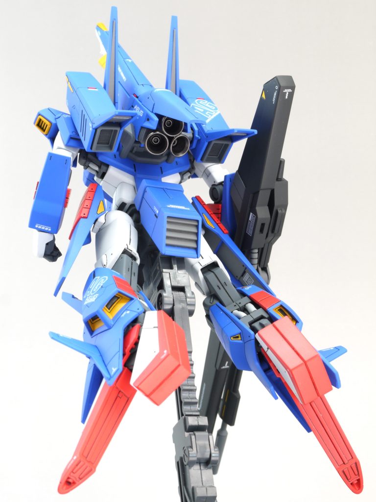 肩のスタビライザー裏、サイドとリアのスカート裏と股間のパーツ裏、ヒザ突起の裏はグレーに塗装したプラ板でフタをしてあります。フロントスカート裏はほぼ見えないので、エナメルのジャーマングレーで塗っただけです。