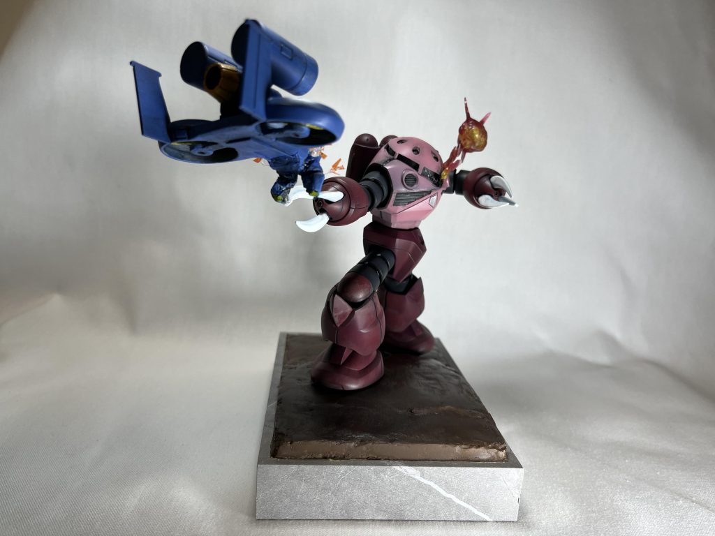 この場面を再現したくて。RGではモールドが多くて格好良すぎるのでイメージ的にはHGで良いのですが(ていうか作ろうと決めたときにRG出てなかったし)、しかしHGだとモノアイカバーが無いんでしたね😥、RG(とMG)にはあるのになので切ったりバキュームフォームしたりでカバーを作りました。そして壊しました。ウッディ大尉の活躍、大事です…劇場版哀・戦士編だとメインカメラ壊せていないんですよね。いや２話分の対決を１つにまとめる編集とかアムロがシャアにプレッシャーを与えるまでになった成長を演出するためとかなんでしょうけど顔面に命中させてるのにスルーするなんてあんまりです😢…というわけでこれは「テレビ版」です