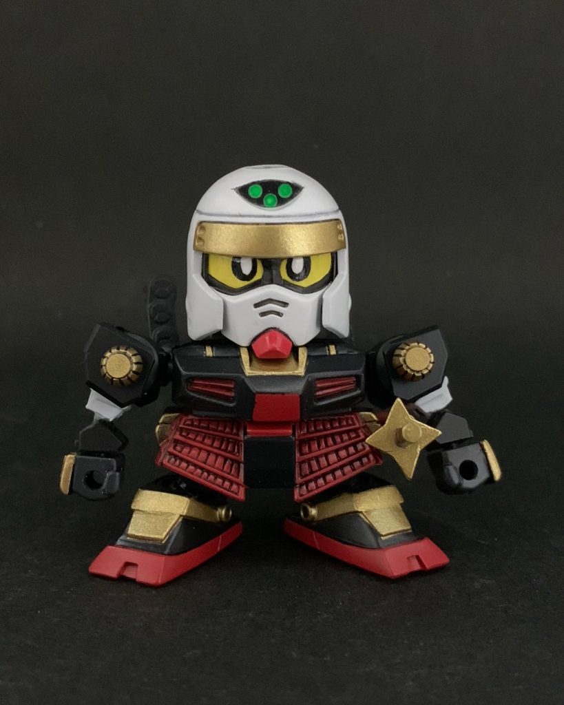 軽装タイプカブト、肩、腕、胸、足の甲冑が外せます。