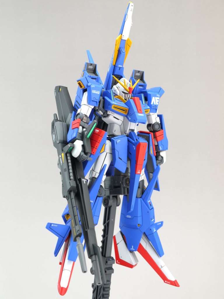 この機体は宙に浮いている状態がカッコいいですね。スジ彫りは「各部品にいつもより1本多く」を目標に入れてみました。が、ネットで見かけるようなハイディテールの作品には遠くおよびません…。