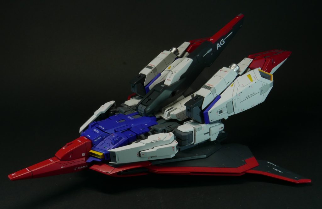 ウェイブライダーモードこの形態への変形を見越して制作を進めていたため、改修に大変制限がありましたが、Zガンダム最大の特徴である変形機構を捨てることなく完成を目指しました。そして撮影の最後に満を持して変形させた結果は……