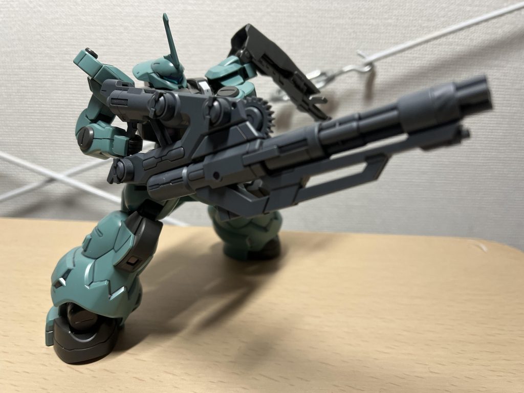 ビームライフルよりも重たそうな銃火器の方がお似合いな体型なので、転がっていたスピニングブラスターを!両手で持ってる雰囲気出してますが、フォアグリップを持てるような可動域でもないですし、そもそもグリップの向きもおかしいw  なので、左手は添えてるだけです、、