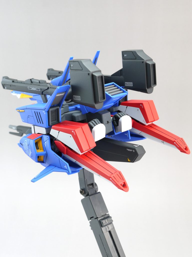 塗装は水性ホビーカラーをエアブラシで吹いています。・ディアクティブホワイト←下記ブルー/ピンク/イエローの下地としても使用・フリーダムブルー・サーモンピンク・オレンジイエロー・ニュートラルグレー・エアクラフトグレー+ホワイト:脇/腕/脚のチューブ・ティターンズブルー1:ビームライフル・ニュートラルグレー+ダークグレー:メガビームライフル、クレイバズーカ・焼鉄色・UVカットスムースクリアーツヤ消し+クリアーツヤ消し基本はエアブラシですが、細かい箇所は筆塗りも併用しています。ビームライフルのイエロー部はシールを使いました。UVカットスムースクリアーはツヤ消しが強くて白っぽくなるので、ノーマルと混ぜたら良い感じになったと思います。