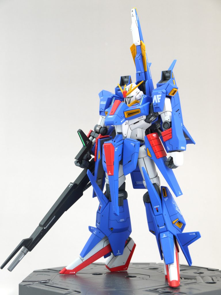 ZⅡは1番好きなMSとも言える機体で、子供の頃にB-CLUBのMS大全集を穴があくほど見た記憶があります。その頃はキット化されるとは思いもしませんでしたね。もっと大工事が必要なキットかと思っていましたが、意外と少ない手数でイメージに近くなりました。