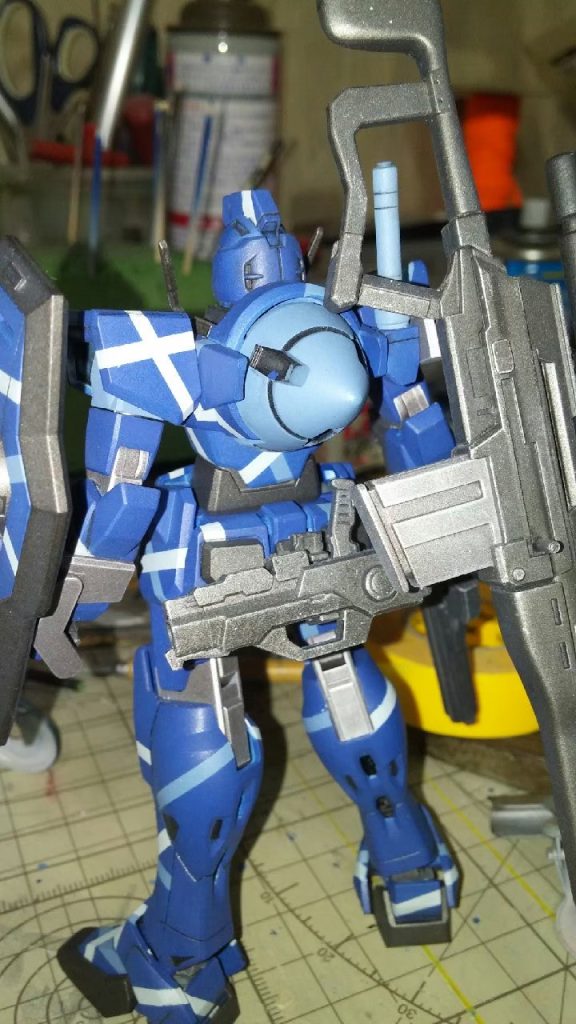 背中にはスナイパーライフル、腰部にハンドガンを装備してます。ハンドガンのマウントはHG F91の物を使いました☆ 