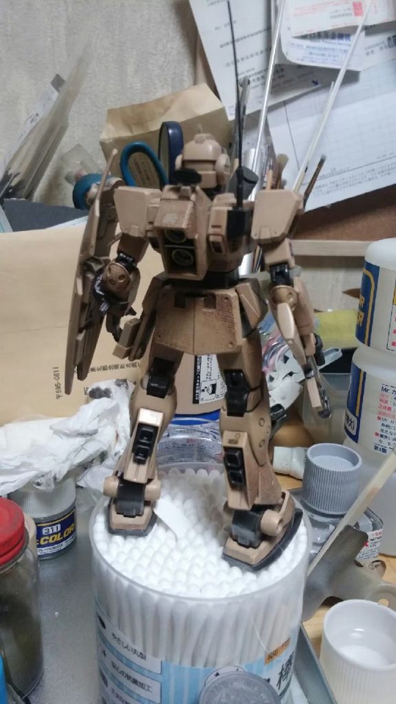 背面です。アンテナ基部をプラ棒で自作、根元は100円ライターから取り出した真鍮製のガスのノズルのようなパーツです。アンテナは伸ばしランナーで作りました。