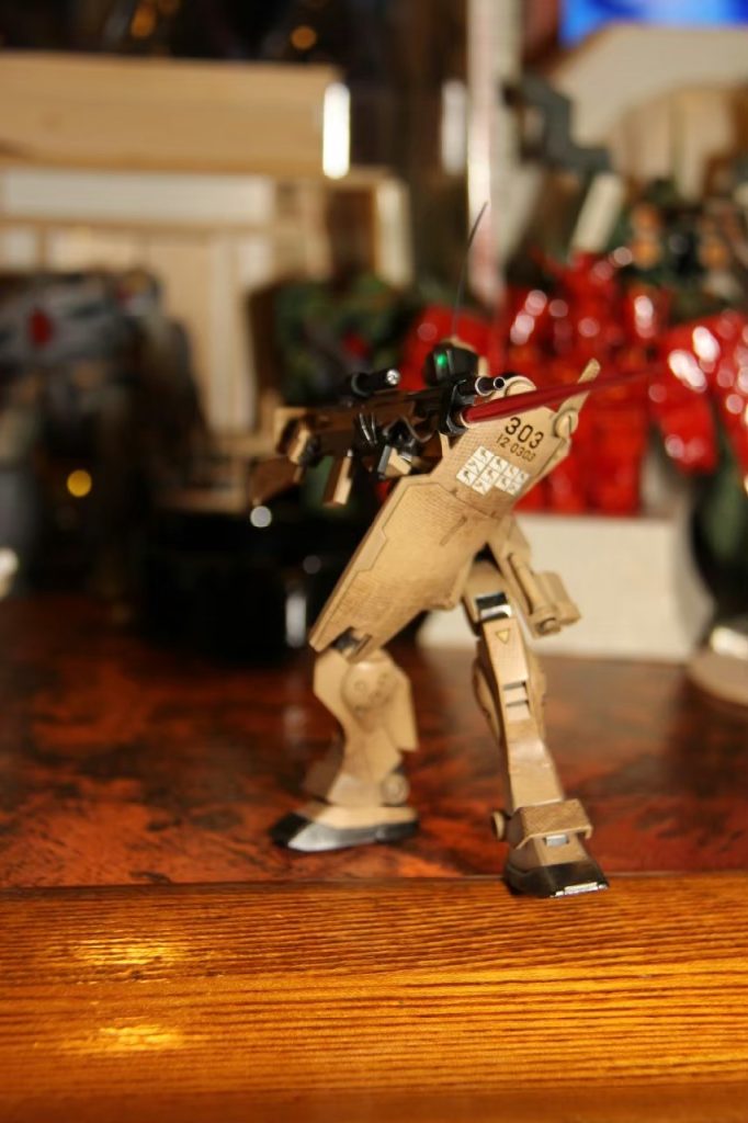 シールドの右側のツノ(？)を片方切り落としているのは、前方視界を確保するための設定(笑)と思っていただければ(^-^;