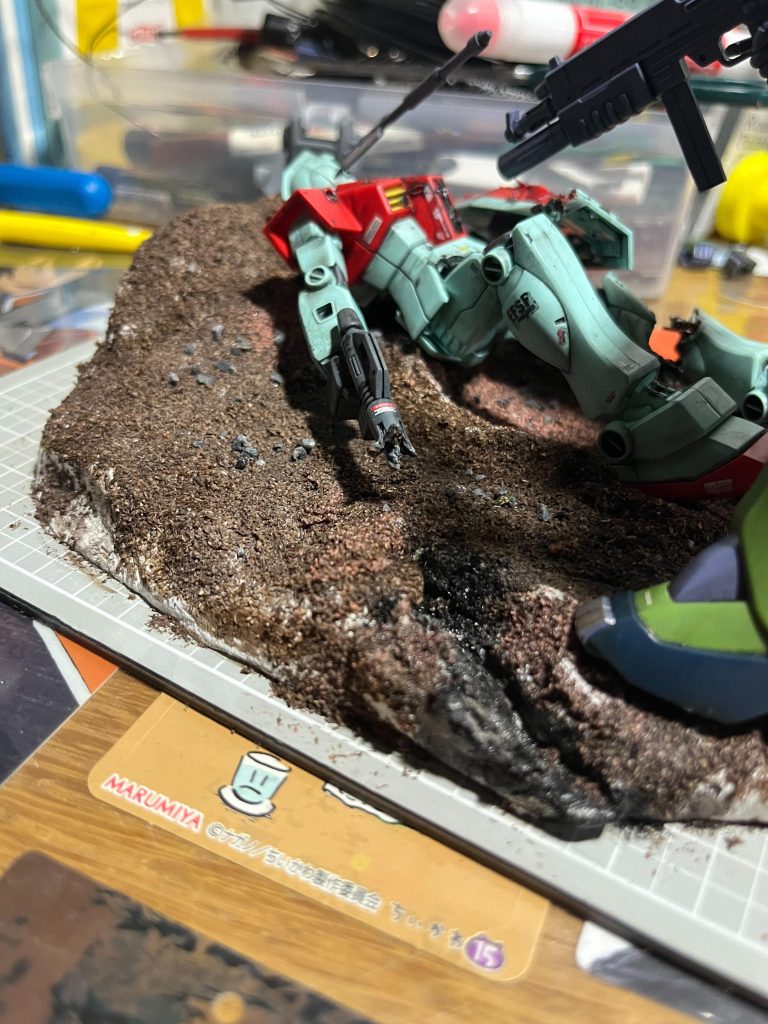 ビームで地面が焼けた表現が分からなくてとりあえずエナメル塗料流し込んでるの図。今もどうすればいいのか分からない……