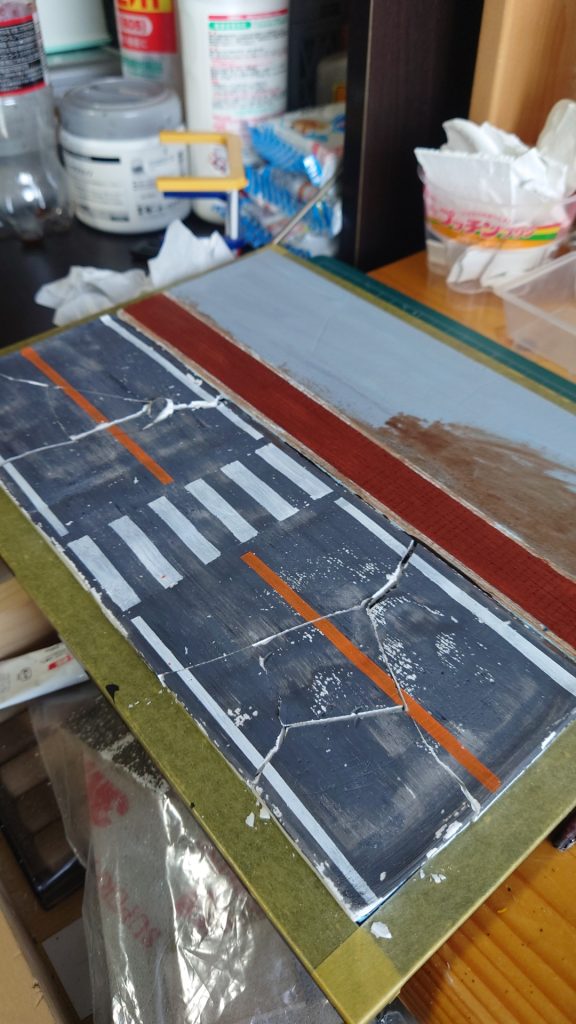 道路は石膏を使って5mm位で制作!色塗りが終わったら上から拳で叩いてわりました!