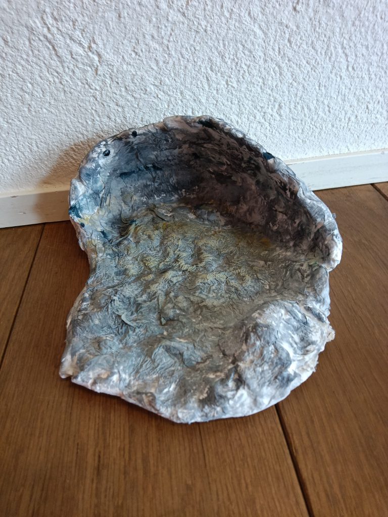 洞窟ジオラマ本体ジオラマ本体は粘土で形を作ったあとにティシュを貼って、絵の具で塗装しました