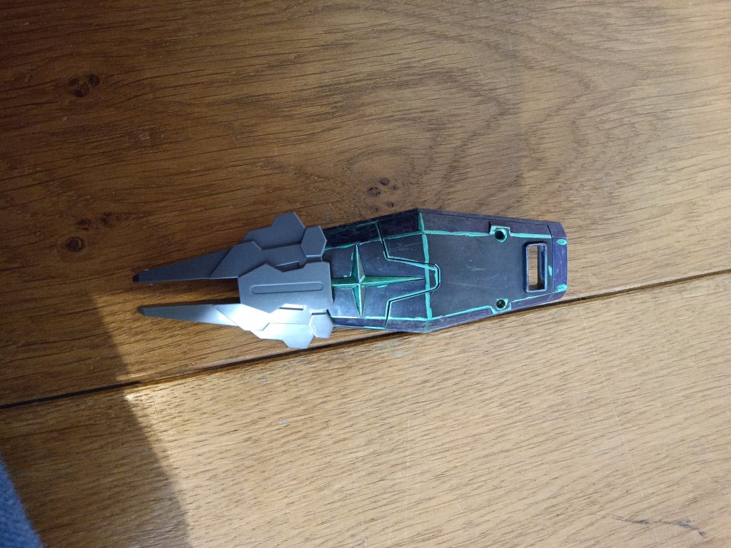 武装①対ビーム・シールドビームに強い特殊なコーティングがされたシールド