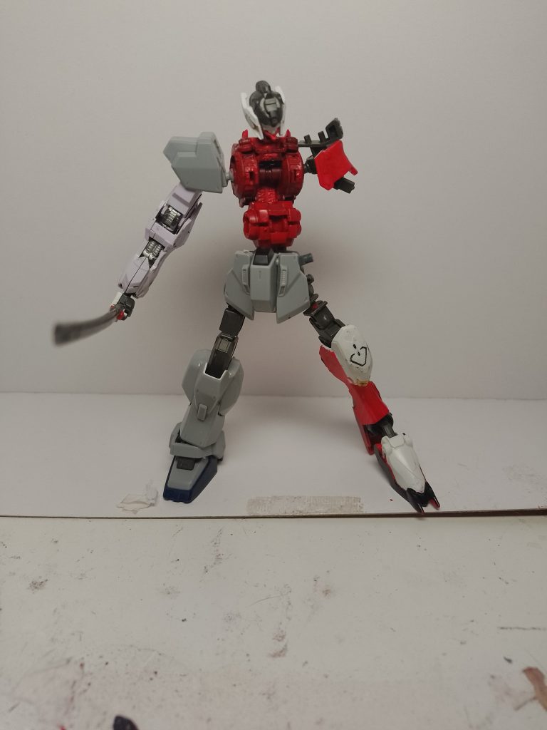 とりあえず棒立ち。ジャンクとジャンクで作ってます。下半身はマークIIベース。それ以外はそこら辺に転がってたガンダムベースとアニマギアの残骸を切って貼ってスパークして、小宇宙を燃やして、防御と攻撃の力をひとつにして錬金術で錬成して蒼き清浄なる世界のために作りました実はマークIIとバルバトスの足の大きさが若干違ってまっすぐにした状態で自立はできません