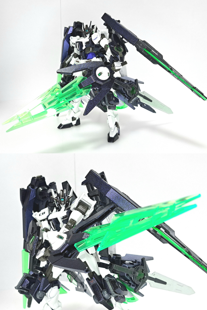 バーストバスターソードドライヴユニットを展開したグリップを保持し、クリアパーツを強靭な巨大刀身として運用するGNバーストの実体剣モード。