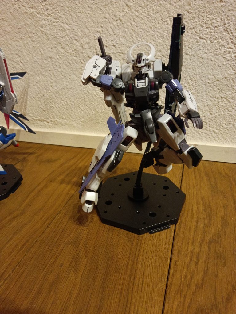 シュバルレイスは大剣を引き抜くポーズにしました