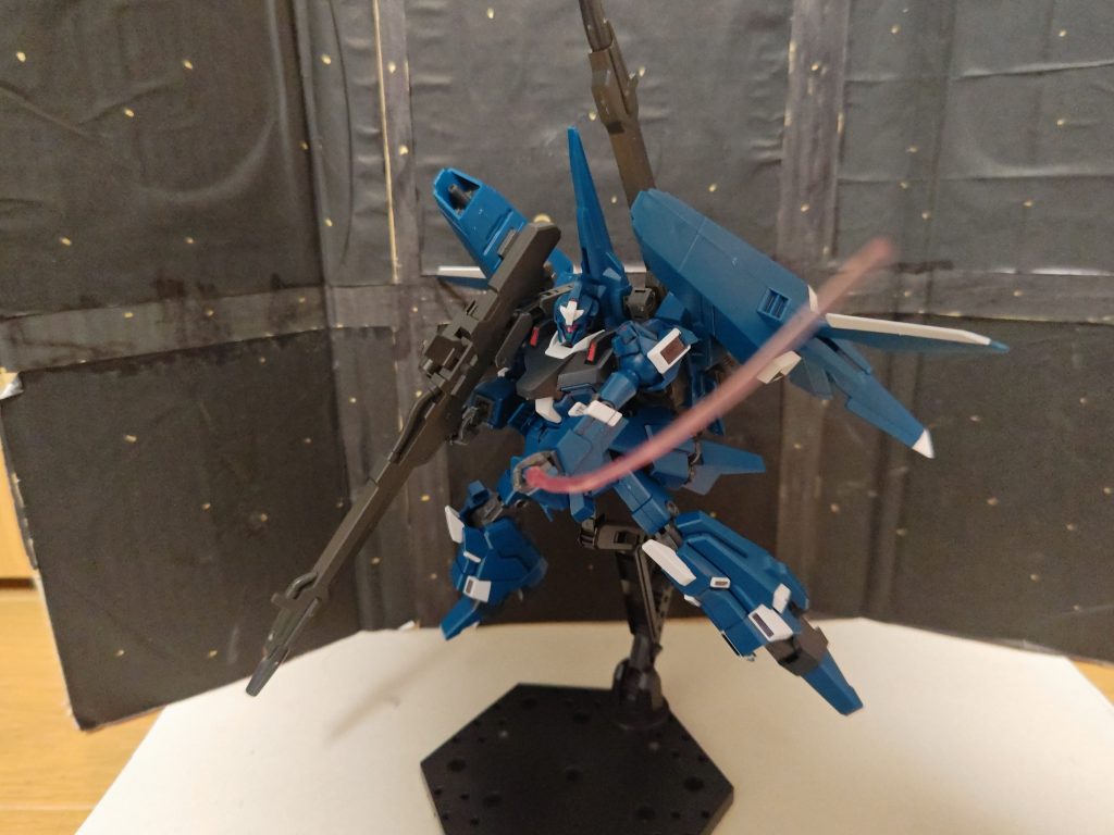 ビームサーベルで斬る！このビームサーベル、MG並みに長い気がする…