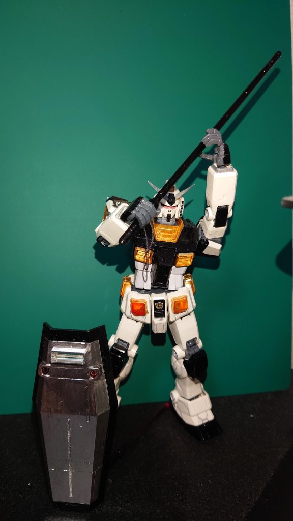 初めてガンプラを塗ってみた。写真にしてみると、ガンダムマーカーで塗ってみたがペン跡など随分と汚いなと改めて思う