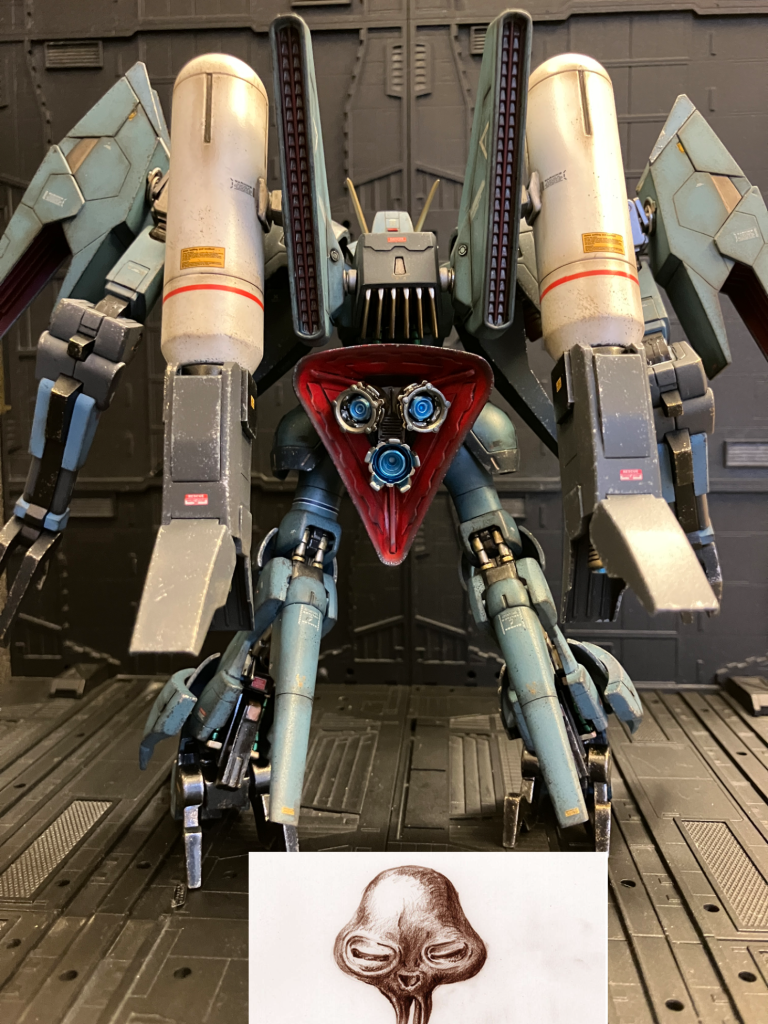 お尻の謎三角コーナーが、昔見た火星人イラストの口のようですげぇ怖い。。。背負い過ぎた背中が重力に負け倒れそう…女王様アイテムのようなつま先…お手々は他のMSからの流用設定らしいが、家屋解体する大割圧砕機のようで、飛ぶよりビル群をバキバキと解体させたい…こんなバランスの悪い過積載MSは、重力下では相当歩行困難だろうなぁ・・・(なら、人型に拘らず初めから戦闘機にしろよ)そう思った私は空想ロボット愛好不適合者