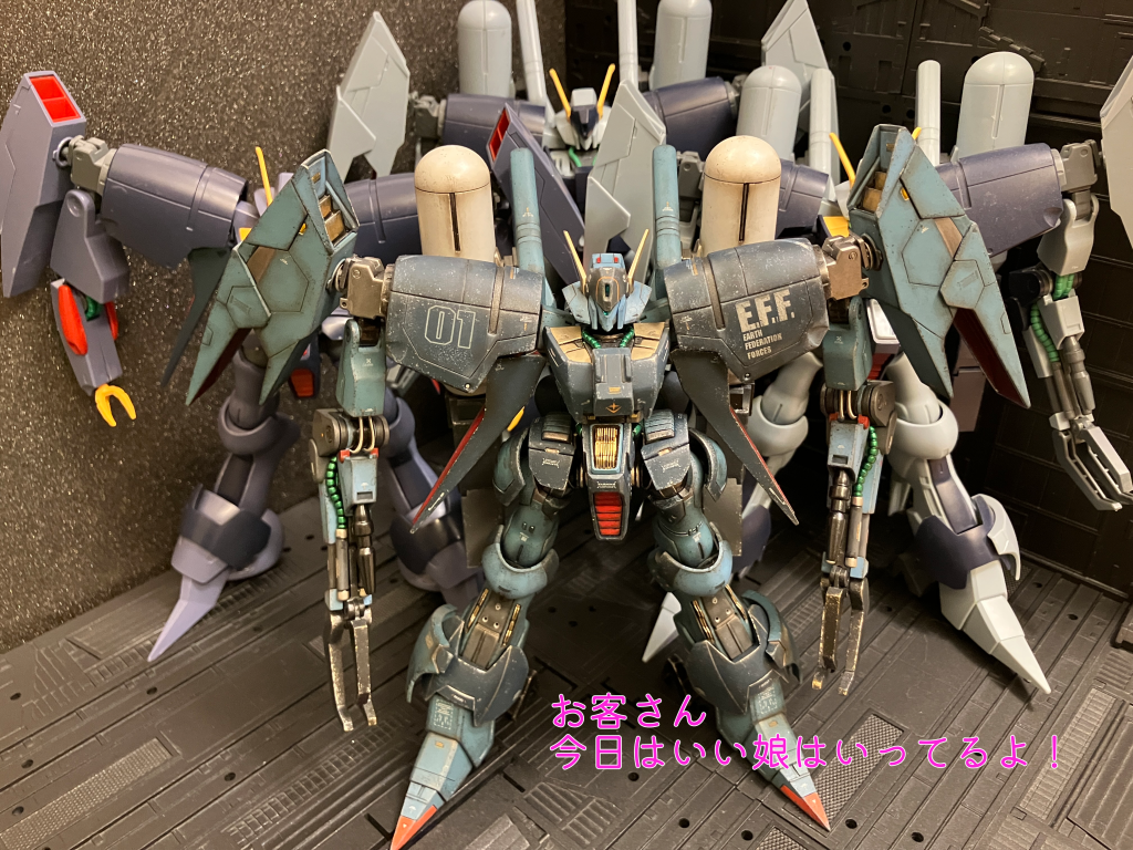 仲間達との記念撮影こう見ると、素組ジャングとの差があまり分かりません。(俺、半年以上何してたんだ?)そう悲しい気持ちになります。当初の脳内構成では(メカメカしく、寄せ集め機体ながら空を飛び回れそうな雰囲気を持ち、かつ普通ではない不気味な印象が漂うMS)でありましたが、「普通に塗った感」「普通に汚した感」が否めません。圧倒的に根気と努力とスキルが足りないようです。