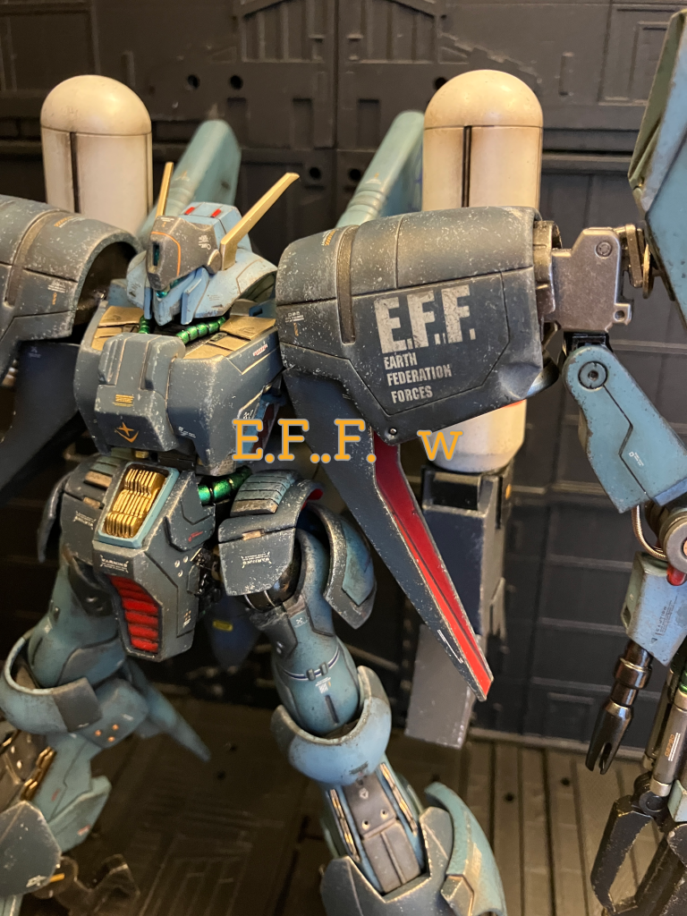 買っては少し使い、どんどん買い足しどんな種類を何枚持っているかを全く把握していない水に浸けてから貼るシール(水転写式デカール)を漁り、ひとつだけ「E.F.F」を見つけました。何故か昔からシール付着時に呼吸を止める癖があり、この大きな面をもつE.F.Fシールも呼吸を止めて左右上下バランスを見ながら肩に貼り付けてから大きく息を吸い込みました。目を離して見ると…(やべっ曲がっちった!)慌ててまだ柔らかいであろうシールをそっと指で押さえて曲がりを修正しようとするとペリッシールが破れました…(やべっ!)慌ててシール補強液を塗布し修正を試みるものの上手くいかず「ふざけんじゃねぇよ!この野郎!」酸素を沢山取込大声で叫び、己の不手際を全てシールのせいにして外へ逃げ出しました。。。帰宅後、冷静さを取り戻しシール箱を漁ると「E.F.S.F」のシールを発見し、中の「S」だけを切り取りましたが「.」が少し残ってしまい「E.F..F」と「.」が多くなってしまいました💜(些細な出来事を無駄に長文にする能力高)