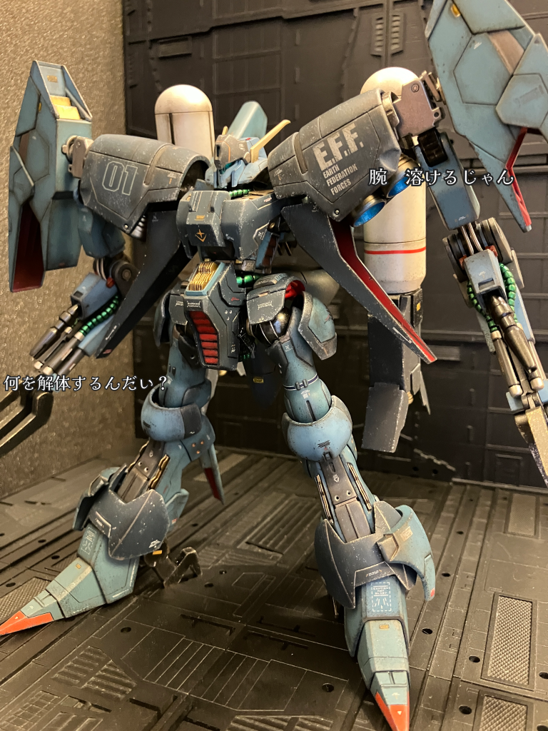 積み上がったガンプラの箱を見ては絶望し、店舗に出向けば後先考えずに購入してしまう自堕落な模型ライフを送り、完成物はショーケースには収まらず、あちらこちらに露出してプラモはホコリまみれ…中途半端に作りかけたMS達やもう見たくもない完成MS達は箱ごと段ボールに入れられどんどん収納面積を減らしてゆく…(よしっ!整理しょう!)と息巻いては、また作る…作り始めてすぐに飽きて放置…別のものに手を出してまた放置…これはきっと「永久5月病」という不治の病だと思います。(๑✧๑)