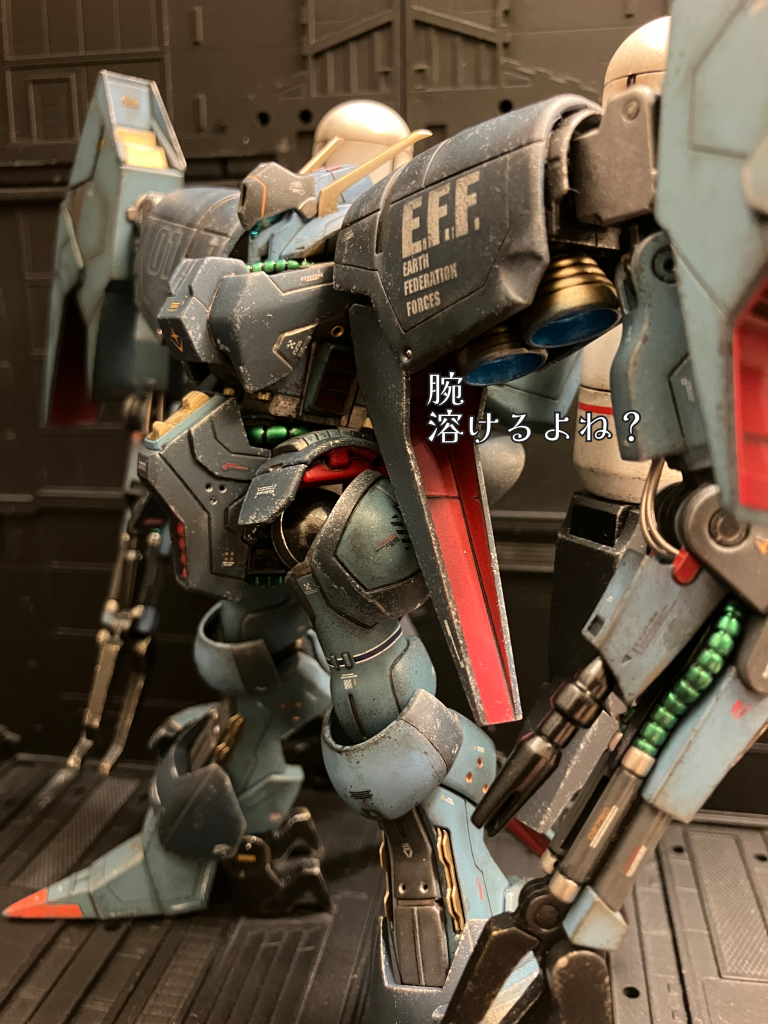 脇下のバーニア(ロケット?)は どう考えても腕は焼けて溶けるなぁ…おまけに推進力の負荷で腕ごとモゲるよなぁ…そもそも、こんな重い物体を浮遊させるだけの燃料はどこに積んでるの?などと素朴な疑問が次々と湧いてきます…しかし、それは野暮な考えです。空想の世界ではカッコ良ければ全て正解なのです💜