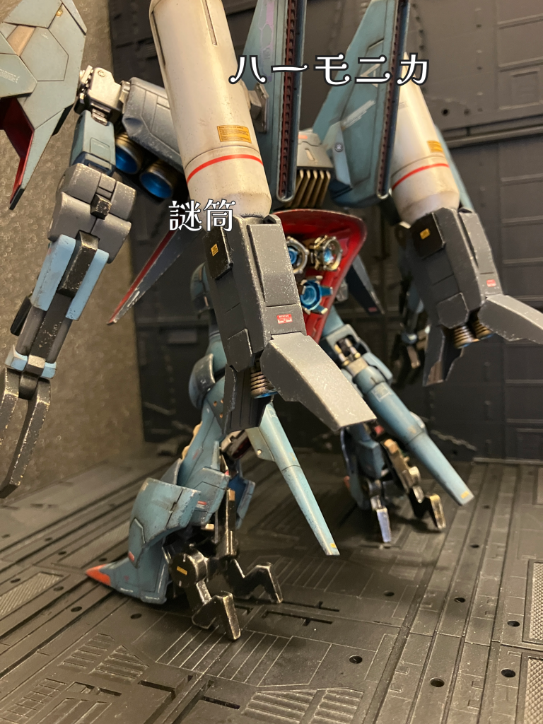 二宮金次郎は薪を背負いましたが、  コレは、何やら大きな筒を2本とハーモニカ?のようなモノを背負っています。時代が変わると 背負うものも変わるもの、、、ようは「己次第でどのような成長も可能なのだ」そう、コレから教えられました。。。(大嘘)