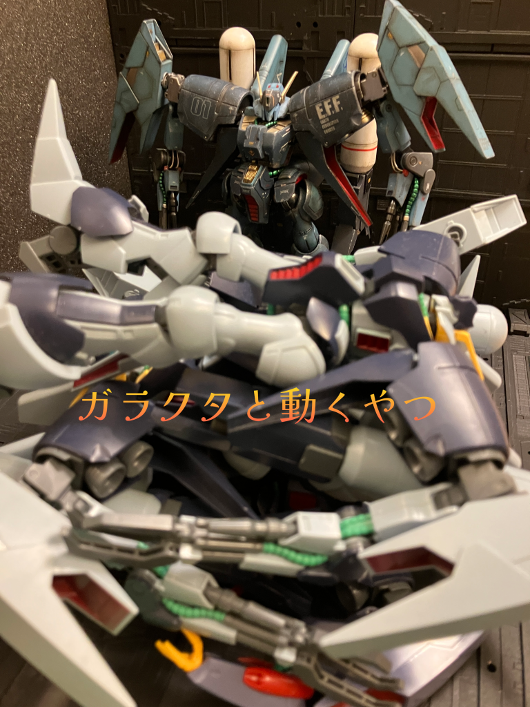 えー、、、集めたジャンク機体4つの中に、継目消しやら塗装などを施した製作者の魂を感じる機体が1つありました。  今回はその魂を引き継ぐこととし、ちょっと手を加えて完成形としたかったのですが…結局バラバラになり…埋め戻してみり、スジを加えてみたり、寸法を変えてみたり、塗装をやり直してみたり…チマチマと手を施すことになってしまいました。(はじめから素組のモノを使えば良かったと後悔)