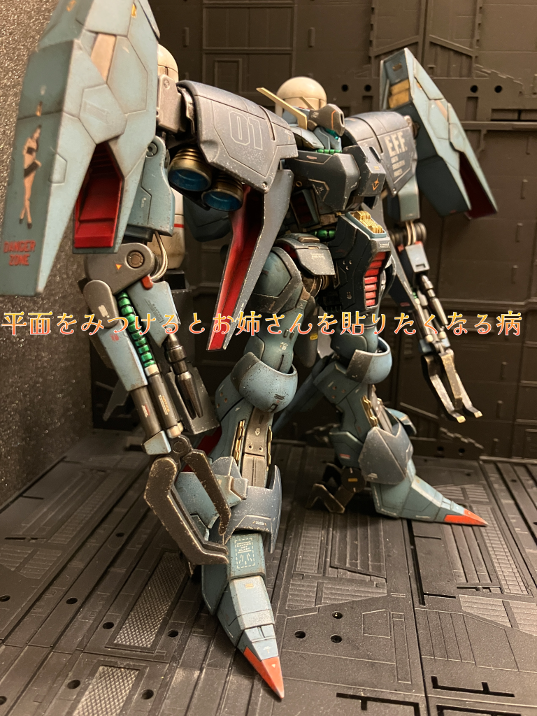 少しはコレについて触れさせていただきます。穴埋め、面取り、スジ彫り、部品増し、塗装、水シールぺたぺた、汚し、艶消し塗装等の一通りの作業を行ってしまいました…さくさくと組み上げ、一刻も早く完成形を手に取り楽しみたかったため、塗装済を選んだのですが、本末転倒となりました(錯乱)