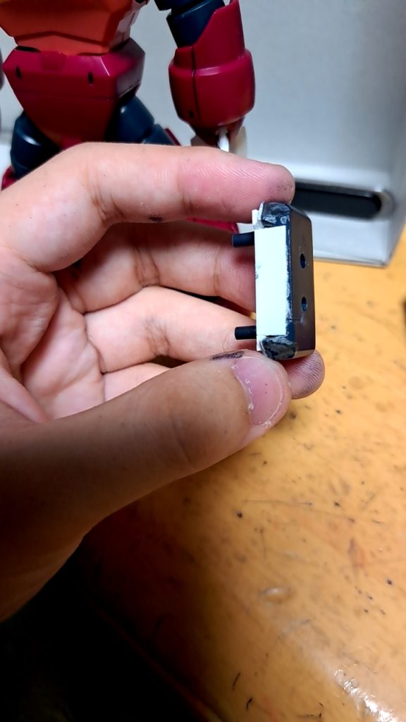 構造はプラバンでとランナー棒で背中に付けるジョイント基部を作り、そのあと、EGνの背中パーツを少し切って使い、穴をプラバンで塞いだ感じです。接着剤は100均の瞬間接着剤を使いました。