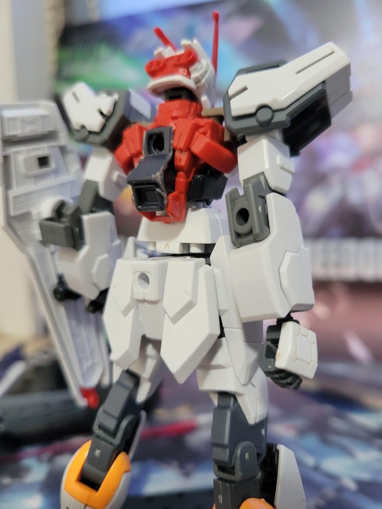 背部にはEGストライクのストライカー接続部分をカットしてはめ込みました。