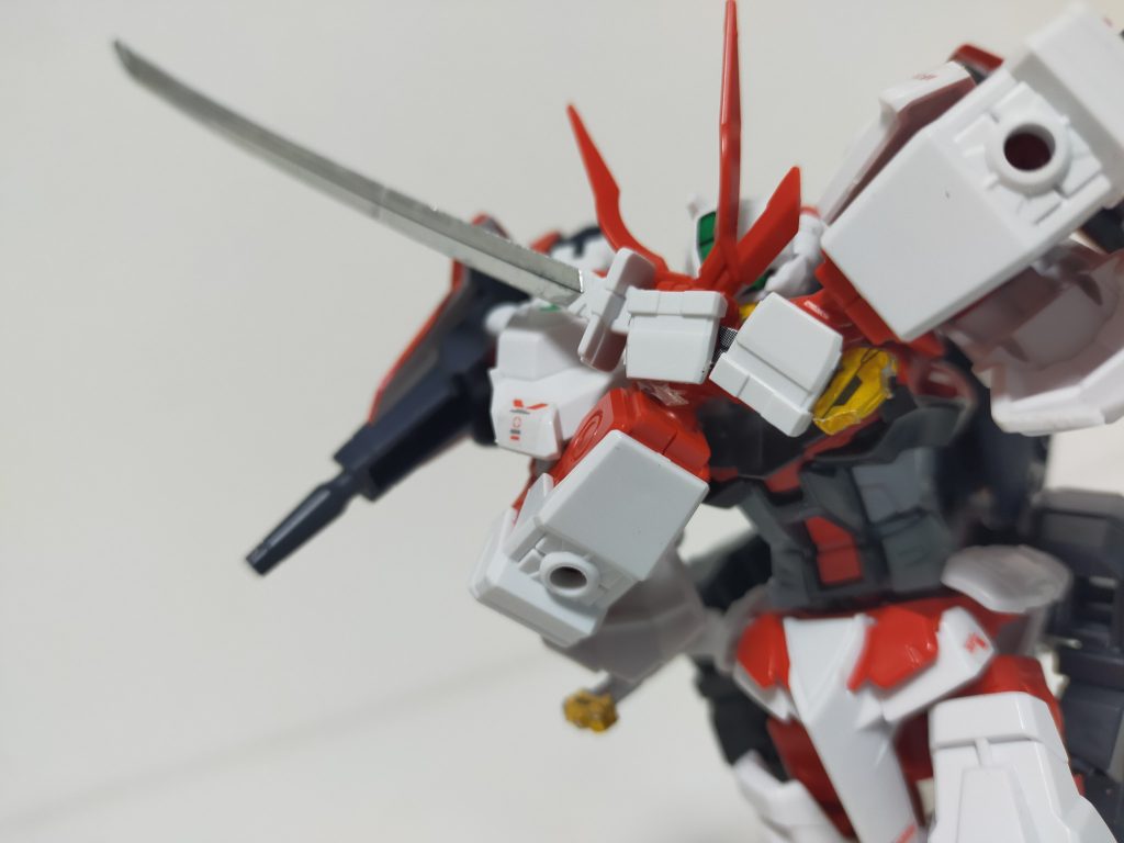 顔の前で構え。確実に殺すという明確な殺意を感じます。