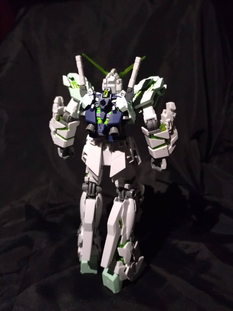 NOTカラーライトの画像です。胸当たりやブーツ当たりがホワイトミントに塗装しており、ユニコーンガンダムデストロイモードのサイコフレームを緑に塗装しました。ブライトゴールドにクリアのグリーンて塗装したのですが、クリアパーツにクリアの塗料吹くと重なるんですね、勉強になります!