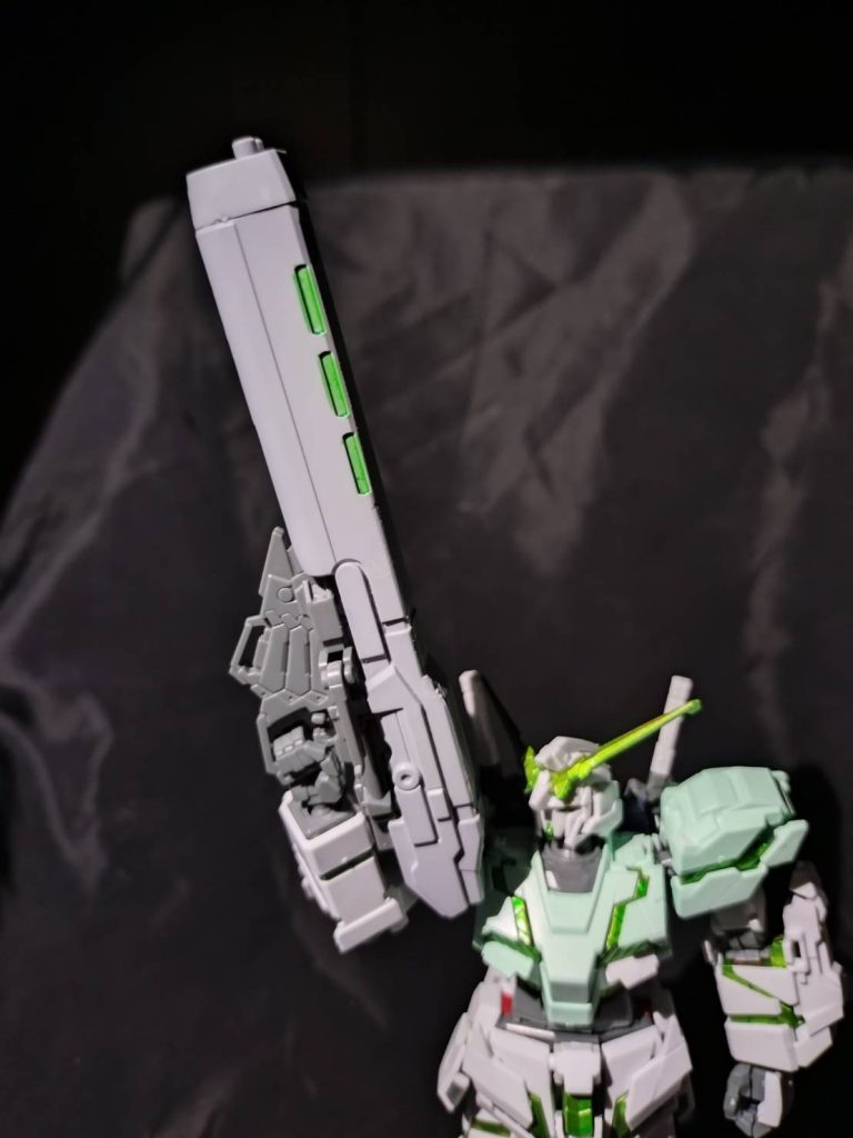 武器紹介!ユニコーンのマグナムとシナンジュスタインのビームライフルカバーを被せました。今凄く売れているルナマリアゲルググのレールガンみたいにしてみたいという気持ちで製作しています。