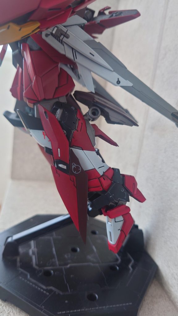 フリーダムの脚部にエクリプスガンダ厶の脚部アーマーやスラスターを移植して、上半身とのバランスを取りました。