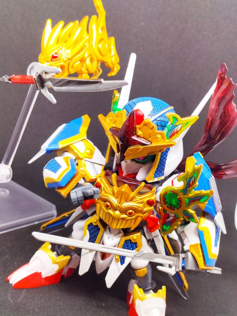 シーサーと共闘で〆。(裏面の軸をくわえさせてます。実は隠密頑駄無も輝羅鋼も特に思い入れは無かったのですが公式ブログのレビューでかなり出来が良さそうだったのとエアリアルモチーフなのとで惹かれていざ購入。結果大正解。 これは良いものだ。名前に漢字を当ててあげたいですね。隠密輝羅忍 天璃瑠(おんみつきらにんエアリアル)とか。衛守架獅子(エスカシーサー)辺りで。