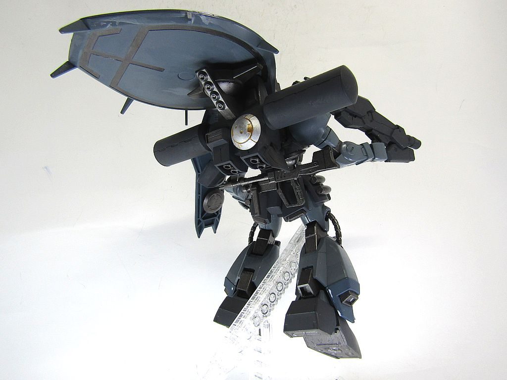 敵に発見された時のため、ビーム突撃銃を装備。腰には同型ではあるが、煙幕兼ECMグレネードを装備。