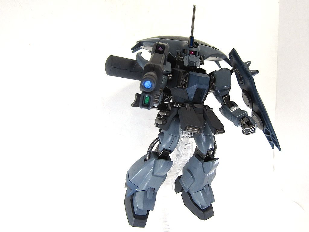 いかがだったでしょうか。ザクの日投稿!してみました。劇場版では世代交代されている感が薄く、ザクの時代とは言えない感じでしたが、せっかくの高性能機体なので、前線?ではこのように運用されているのではという妄想です。最初はキャバリアーみたいにして完全にウィザードシステム運用できるようにしようと思っていましたが、アイザックリスペクトがあってもいいのでは?と思い、頭もアイザックに。襟部分が干渉するため首を高くしてこんなバランスになりました。ペギルペンデのビームライフルを大型カメラのように見立ててデバイスとしてみました。続編?があれば画面のはっしことかに出れないですかね?