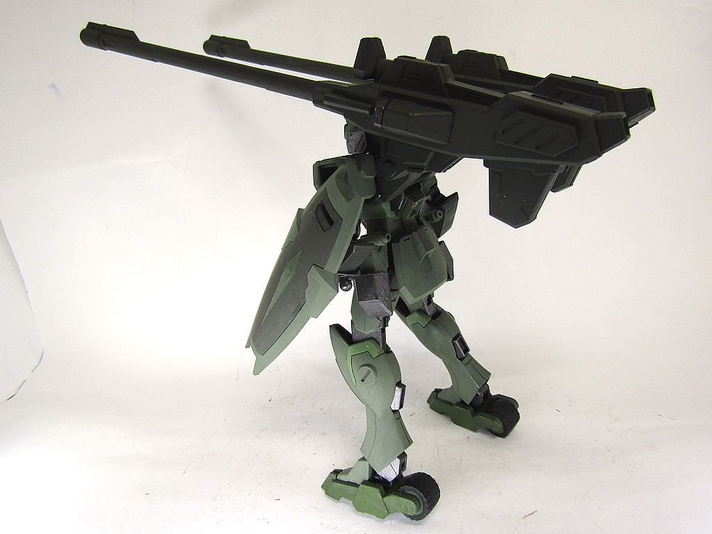 地上を高速移動するため、ローラーダッシュ機構を装備。サタニクスユニットの脚をポリキャップにさせるよう削ったり、ランナー接着したりするのに時間がかかりました。何かのジョイントを使えばスマートに接続できるのでは？と色々試しましたが、いい部品が見つかりませんでした。（TAT）