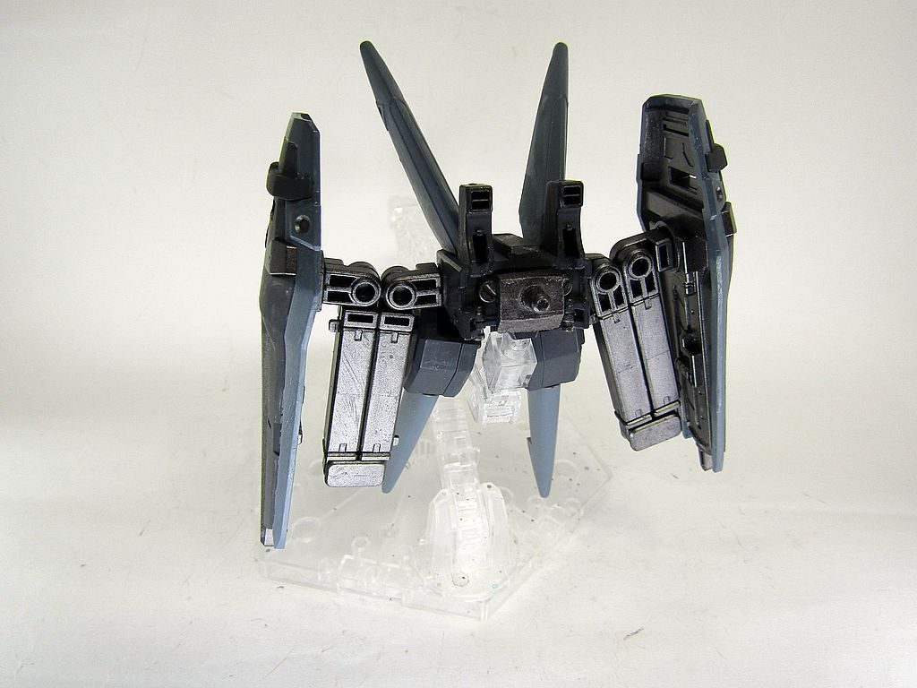 ＯＢ（over boost）ユニットです。レッドフレームのフライトユニットをランナーとプラ板でストライカーパック化しました。飛行用ではないという設定から防御用にシールドと支持するアームを付けました。