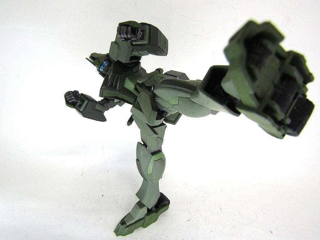 ハイキック又はローリングソバット。さすがのダガーＬ、自立します。